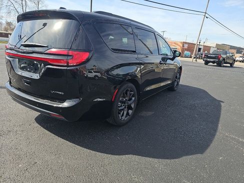 Used 2025 Chrysler Pacifica Limited image 7