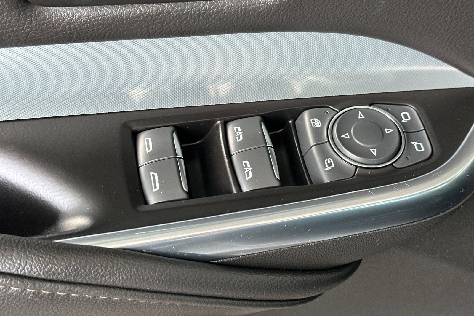 Used 2022 Cadillac XT4 Premium Luxury w/ Enhanced Visibility Package FWD image 12