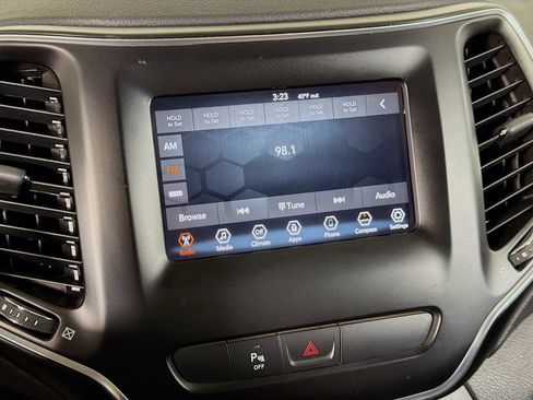 Used 2019 Jeep Cherokee Latitude Plus AWD/4WD image 15