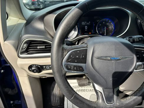 Used 2020 Chrysler Pacifica Touring-L FWD image 13