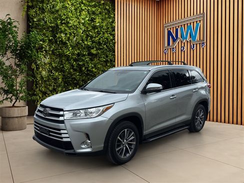 Used 2019 Toyota Highlander XLE AWD/4WD image 3