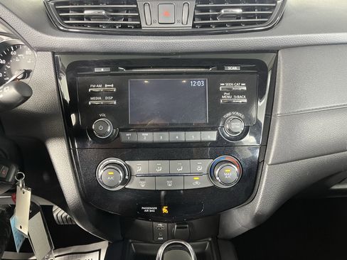 Used 2017 Nissan Rogue S image 8