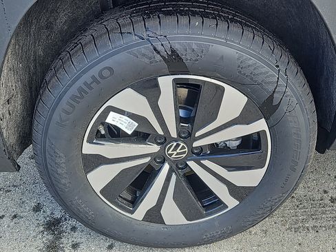 New 2026 Volkswagen Atlas SE image 3