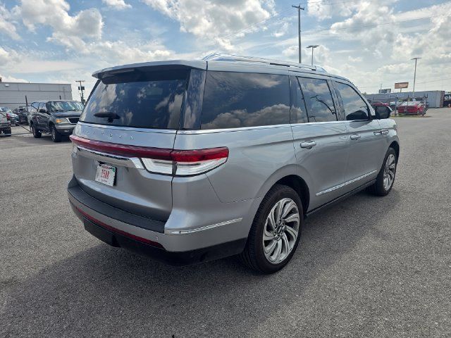 Used 2023 Lincoln Navigator Reserve AWD/4WD image 3