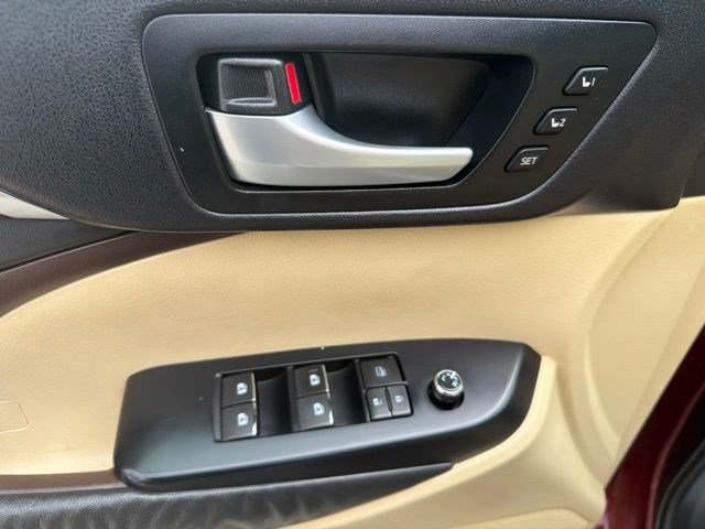 Used 2015 Toyota Highlander Limited AWD/4WD image 12
