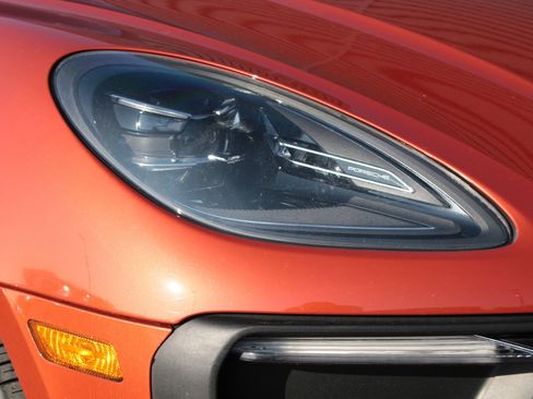 Used 2023 Porsche Macan image 12