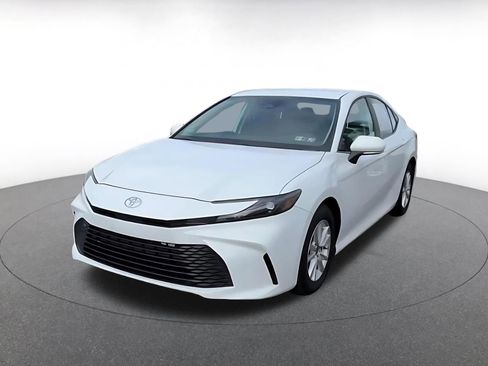 Used 2025 Toyota Camry LE image 7