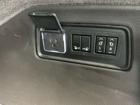 Used 2022 Cadillac Escalade Premium Luxury image 26