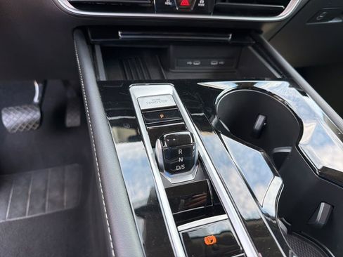 Used 2025 Volkswagen Atlas SE FWD image 14