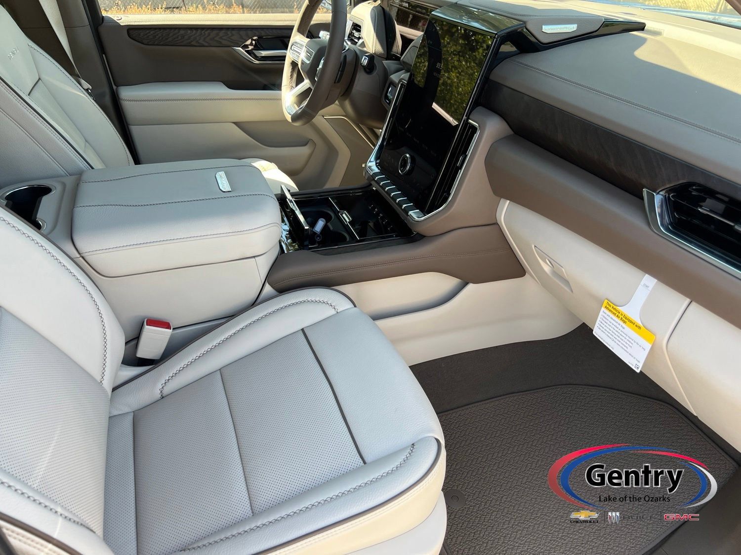 New 2026 GMC Yukon Denali w/ Sun & Power Step Package AWD/4WD image 9