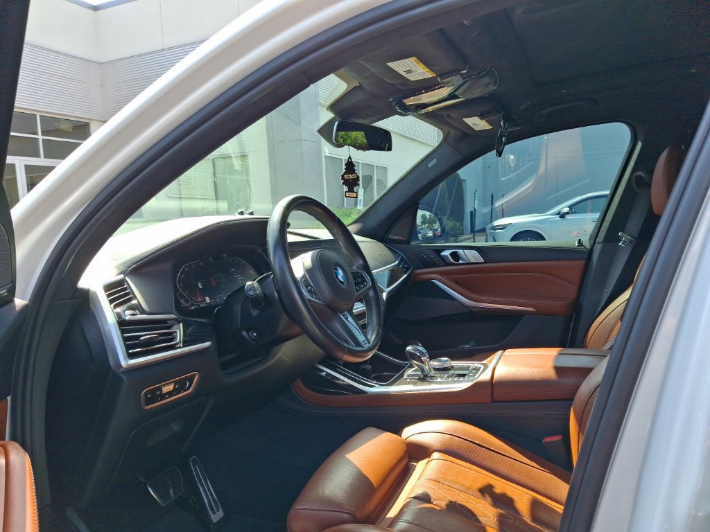 Used 2021 BMW X7 xDrive40i w/ M Sport Package AWD/4WD image 2