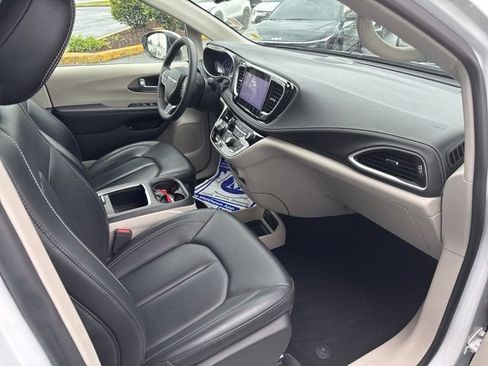 Used 2023 Chrysler Pacifica Touring-L FWD image 12