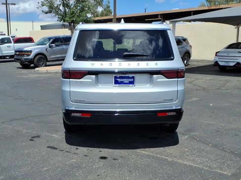 Used 2022 Jeep Wagoneer Series III w/ Flexible Seating Group AWD/4WD image 5