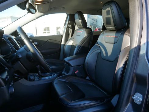 Used 2019 Jeep Cherokee Trailhawk image 9