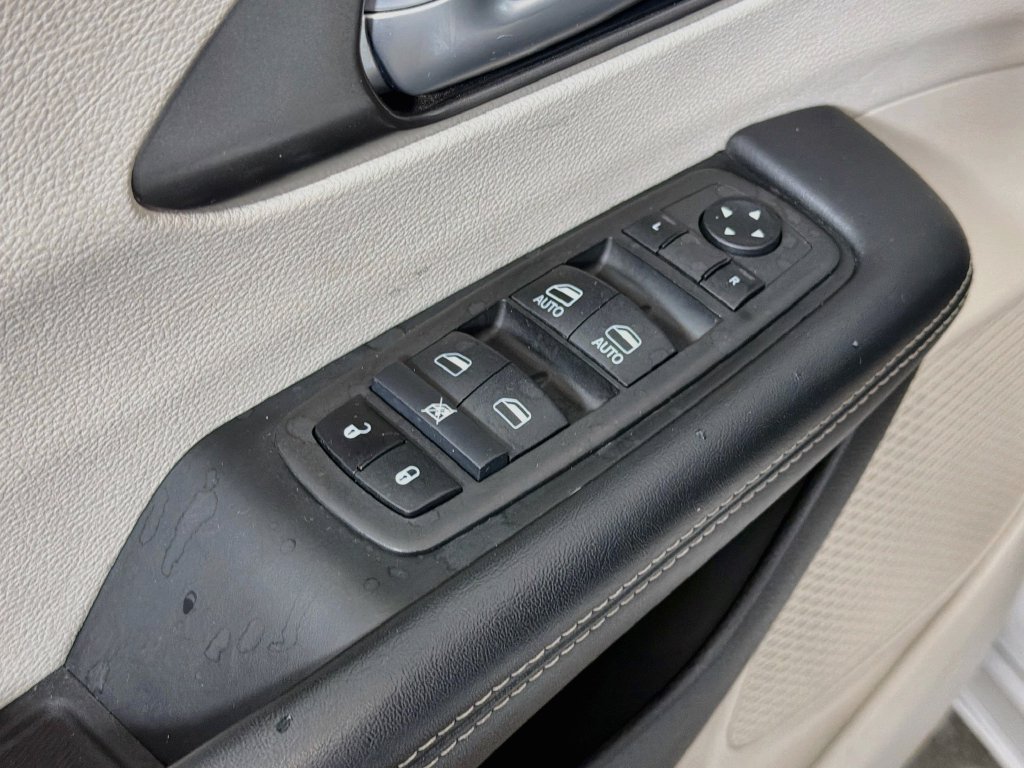 Used 2024 Chrysler Pacifica Touring-L FWD image 18