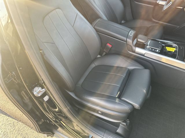 Used 2023 Mercedes-Benz GLB 250 4MATIC w/ Premium Package image 28