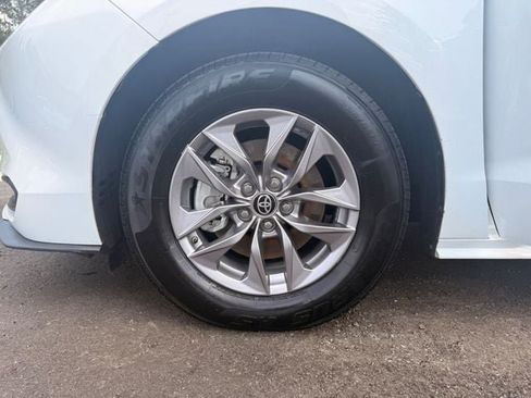 Used 2025 Toyota Sienna LE FWD image 17