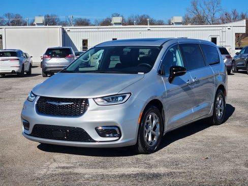 Used 2024 Chrysler Pacifica Limited FWD image 3