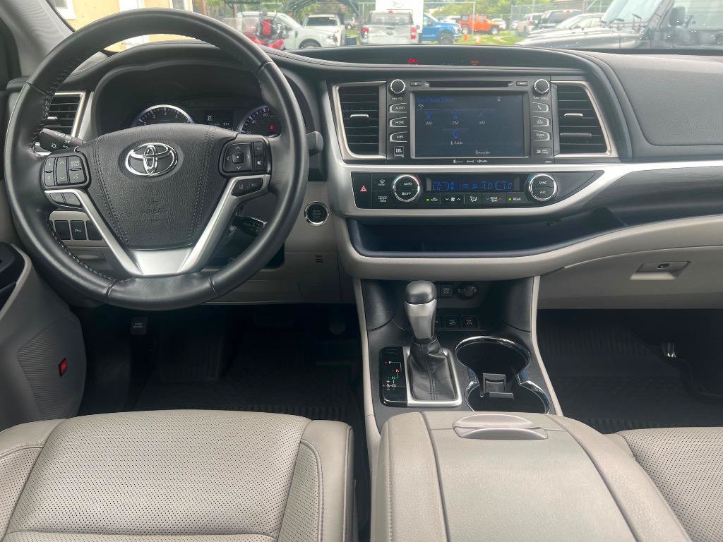 Used 2019 Toyota Highlander Limited AWD/4WD image 18
