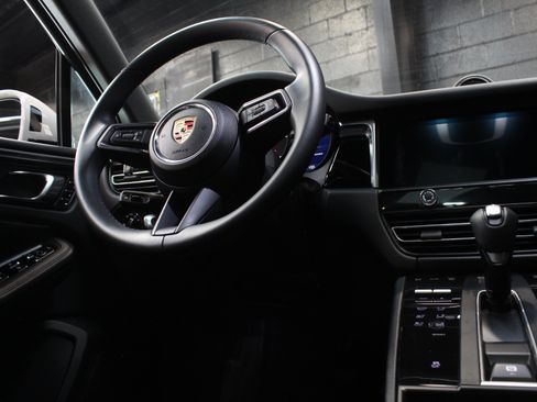 Used 2025 Porsche Macan w/ Premium Package Plus AWD/4WD image 49