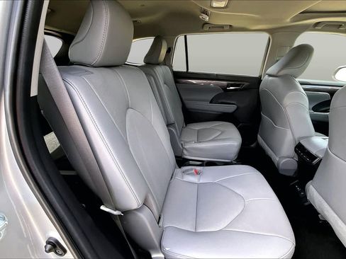 Used 2023 Toyota Highlander Limited FWD image 20