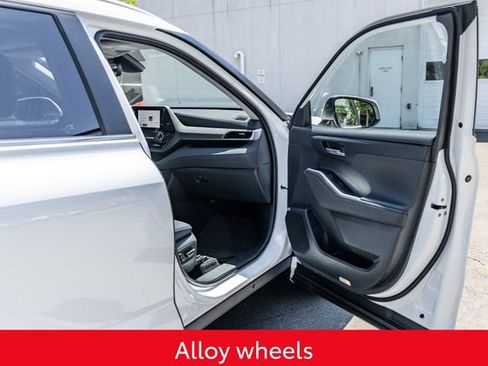 Used 2026 Toyota Highlander XLE AWD/4WD image 18