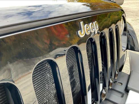 Used 2015 Jeep Wrangler Unlimited Sahara image 27