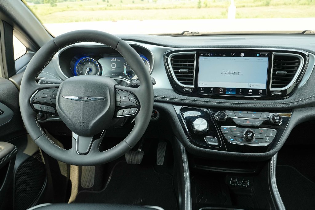 Used 2025 Chrysler Pacifica Limited FWD image 29