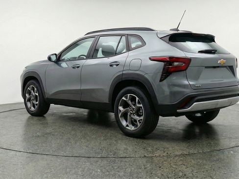 Used 2025 Chevrolet Trax LT w/ LT Convenience Package FWD image 6