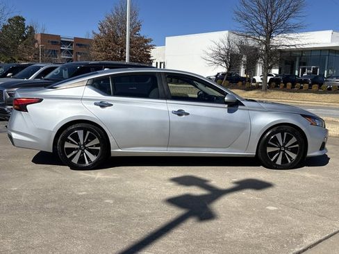 Used 2022 Nissan Altima 2.5 SV image 2