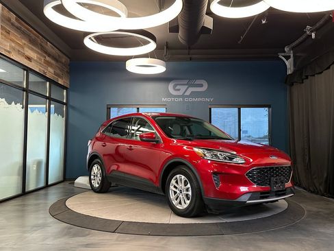 Used 2020 Ford Escape SE FWD image 1