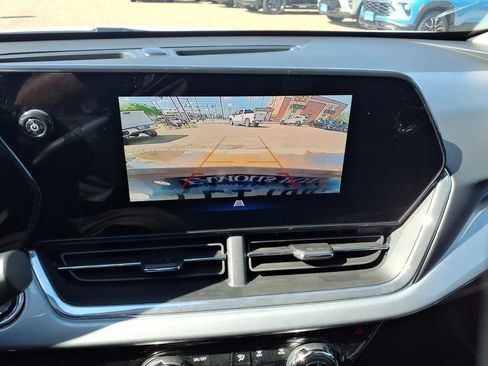 Used 2025 Chevrolet Trax LT FWD image 16