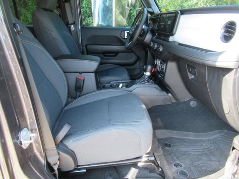 Used 2024 Jeep Wrangler Unlimited Sahara w/ Safety Group AWD/4WD image 10