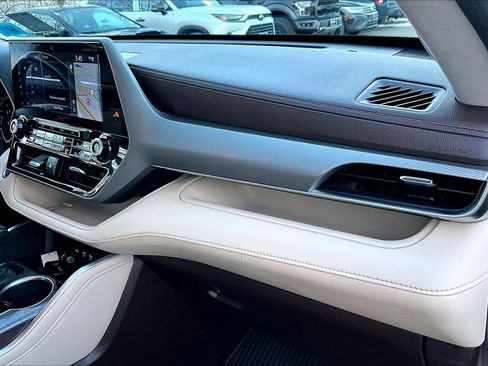 Used 2021 Toyota Highlander Platinum image 16