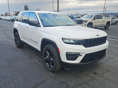 Used 2023 Jeep Grand Cherokee Limited w/ Black Appearance Package AWD/4WD image 15