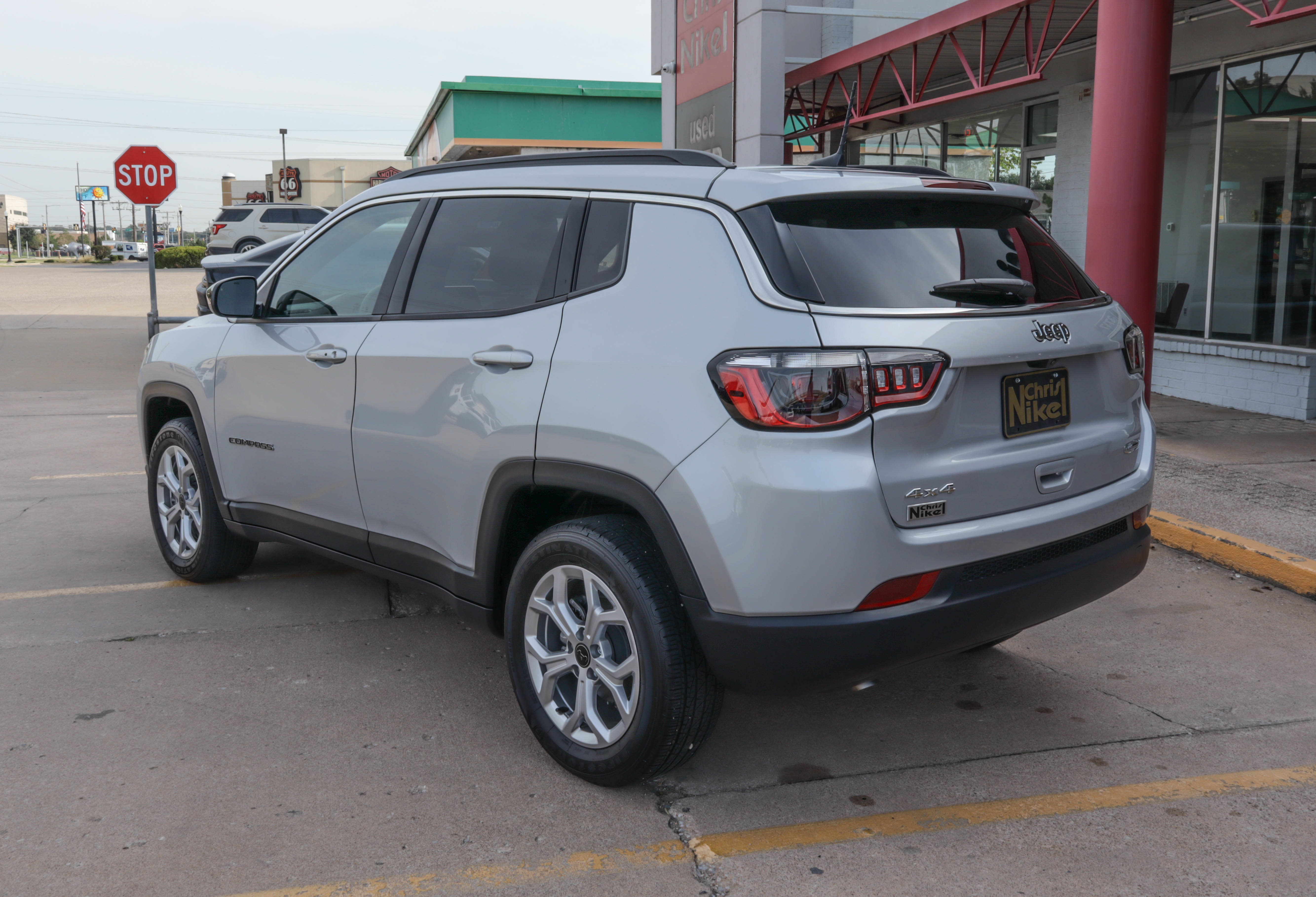 Used 2025 Jeep Compass Latitude AWD/4WD image 6
