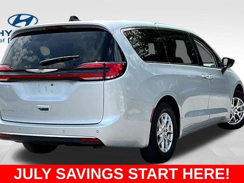 Used 2024 Chrysler Pacifica Touring-L FWD image 8