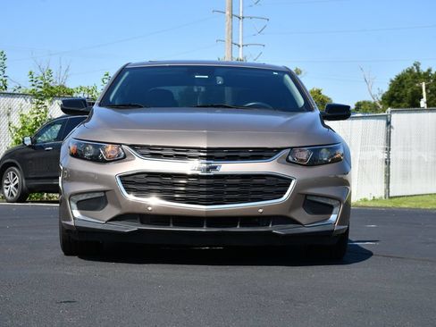 Used 2018 Chevrolet Malibu Hybrid w/ Leather Package FWD image 2