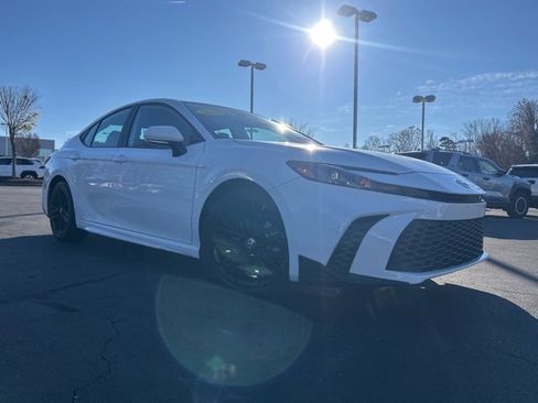 Used 2025 Toyota Camry SE image 3