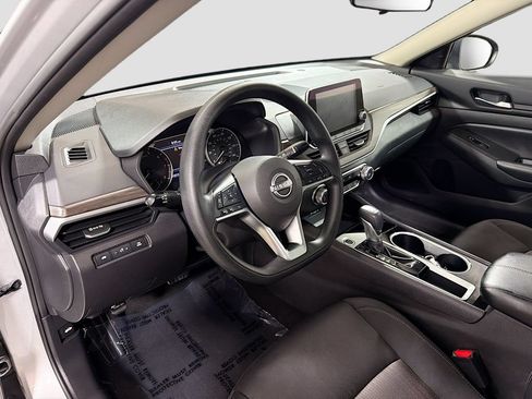 Used 2024 Nissan Altima 2.5 SV FWD image 11