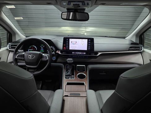 Used 2023 Toyota Sienna XLE FWD image 11
