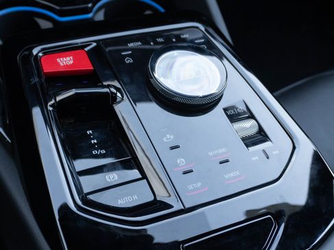 Used 2025 BMW M5 image 25