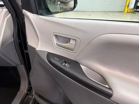 Used 2020 Toyota Sienna L FWD image 41