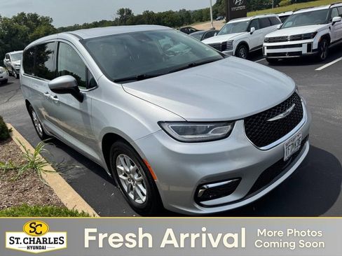 Used 2023 Chrysler Pacifica Touring-L FWD image 1