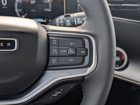 Used 2025 Jeep Wagoneer 4WD image 29