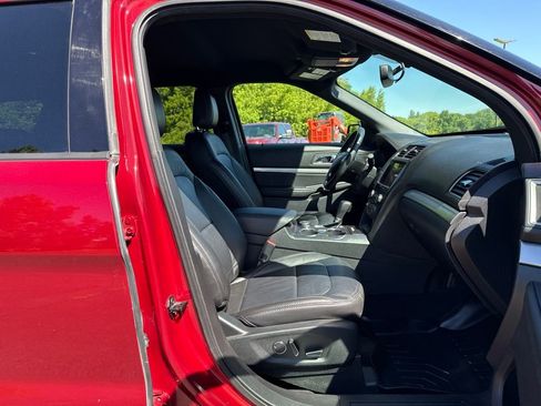 Used 2018 Ford Explorer XLT w/ Equipment Group 202A AWD/4WD image 11