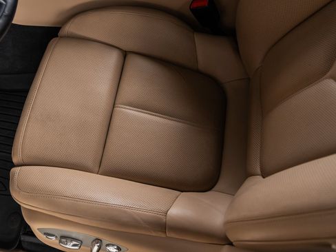 Certified 2024 Porsche Macan AWD/4WD image 25