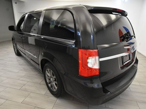 Used 2016 Chrysler Town & Country S image 3