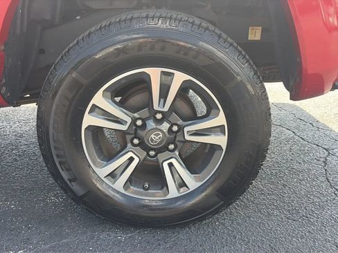 Used 2017 Toyota Tacoma TRD Sport AWD/4WD image 18