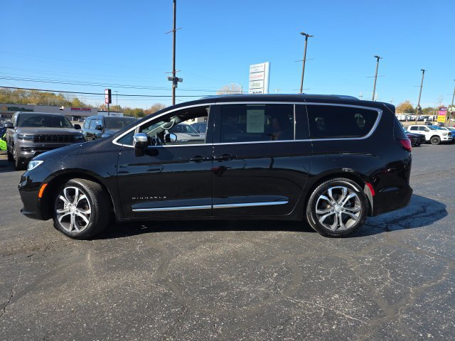 Used 2025 Chrysler Pacifica Pinnacle FWD image 3
